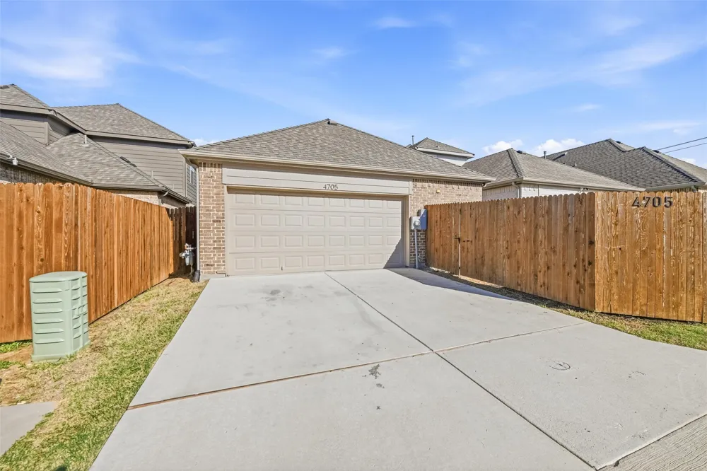 4705 Sunny Pathway Haltom City, TX 76117