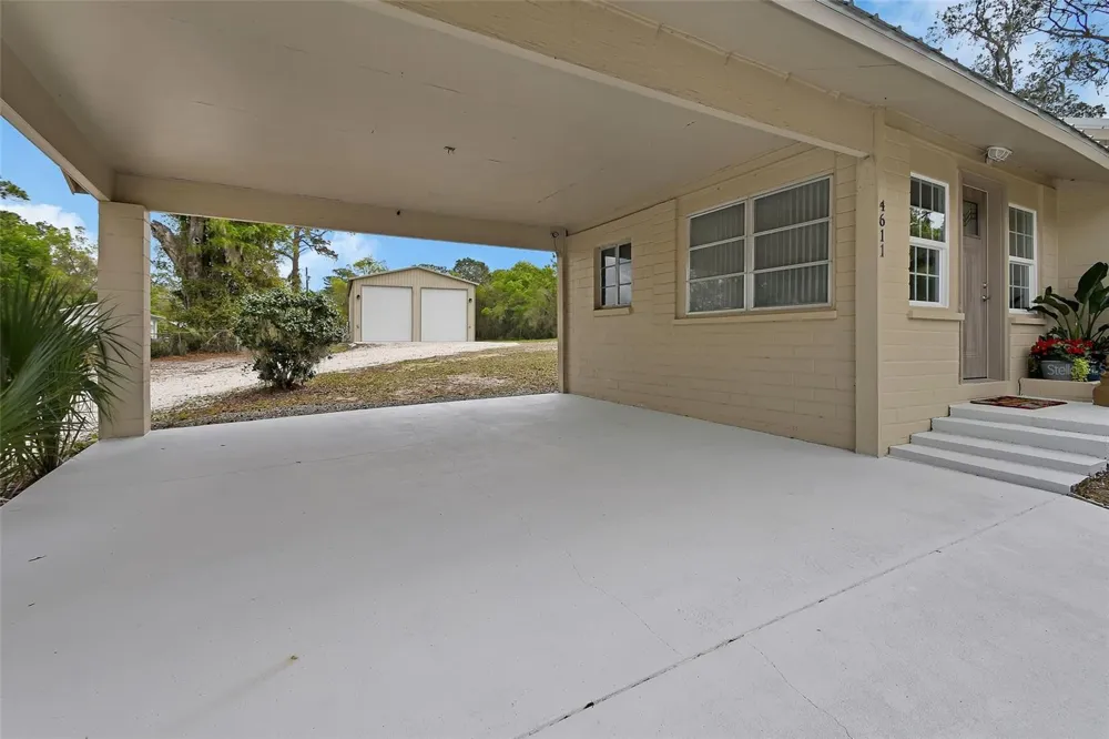 4611 GRAND AVENUE De Leon Springs, FL 32130