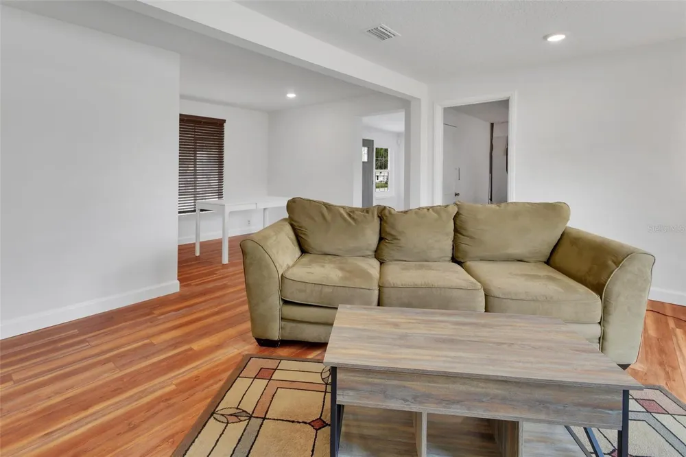 4611 GRAND AVENUE De Leon Springs, FL 32130