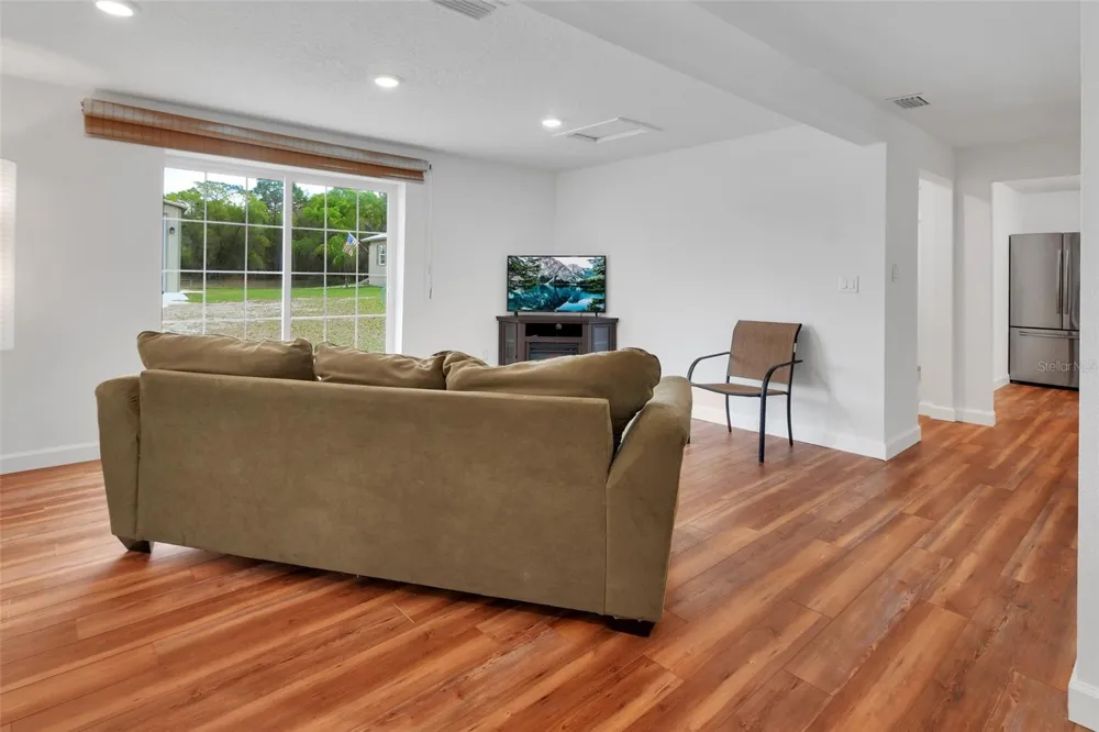 4611 GRAND AVENUE De Leon Springs, FL 32130