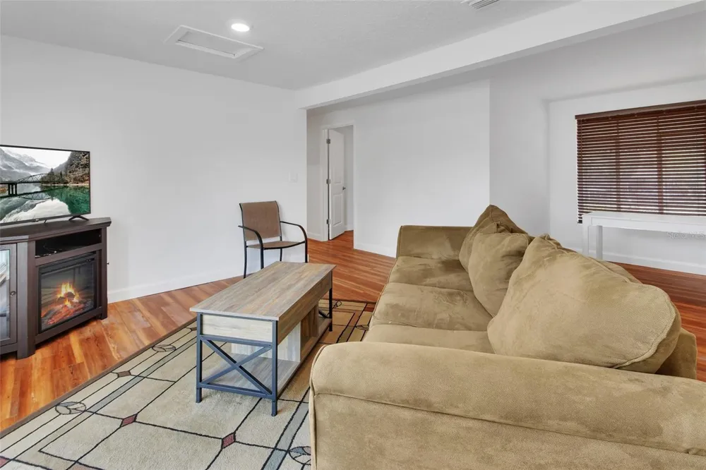 4611 GRAND AVENUE De Leon Springs, FL 32130
