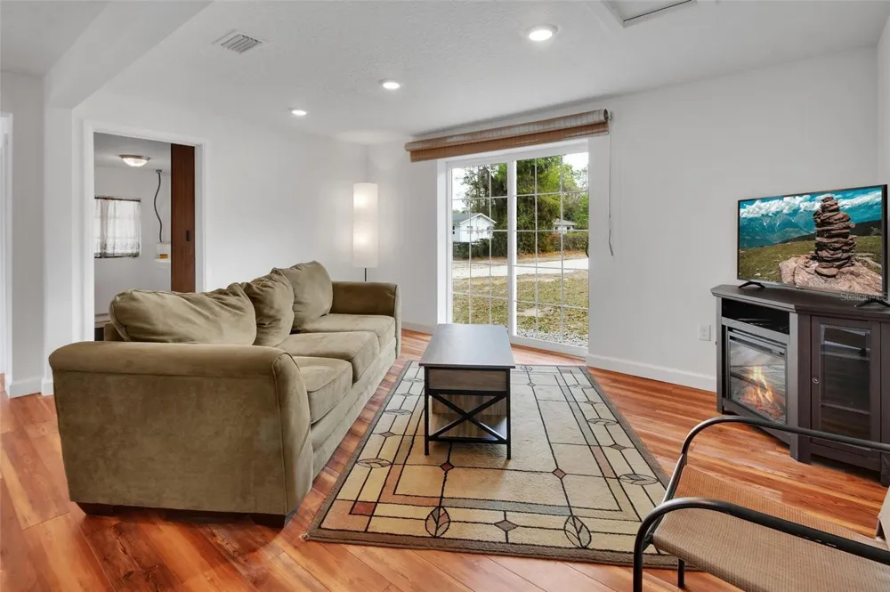4611 GRAND AVENUE De Leon Springs, FL 32130