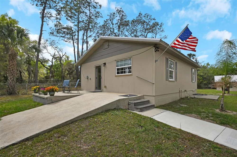 4611 GRAND AVENUE De Leon Springs, FL 32130