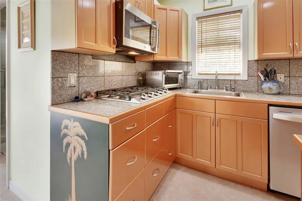 4611 GRAND AVENUE De Leon Springs, FL 32130