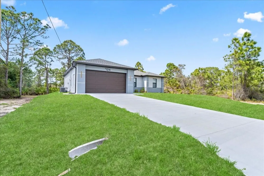 724 DRURY AVENUE Lehigh Acres, FL 33974