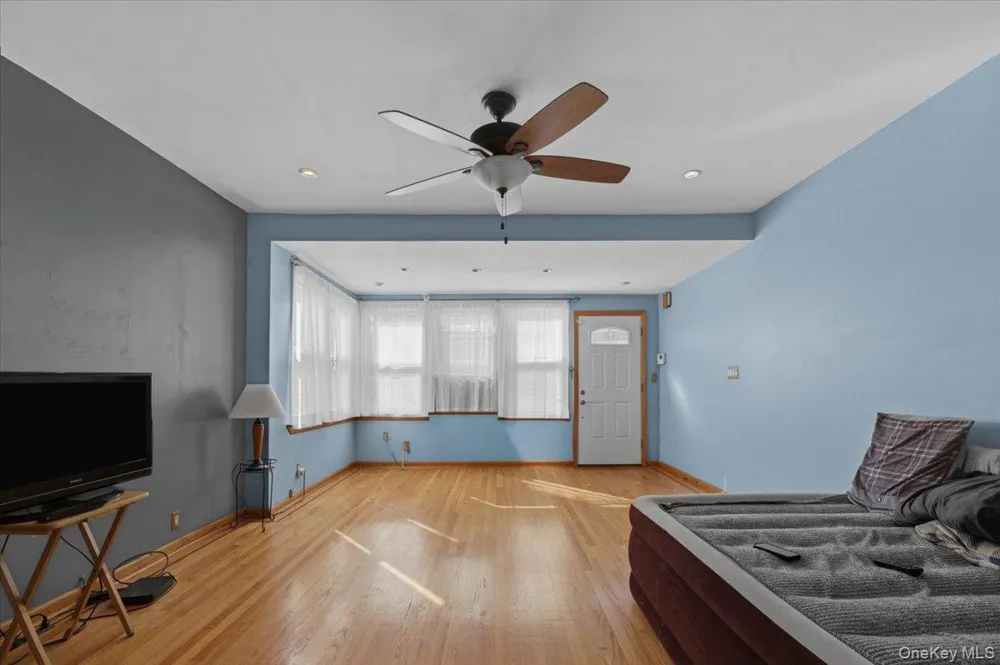 7535 60th Place Glendale, NY 11385