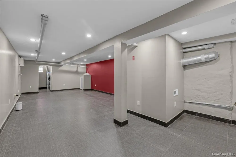 7535 60th Place Glendale, NY 11385