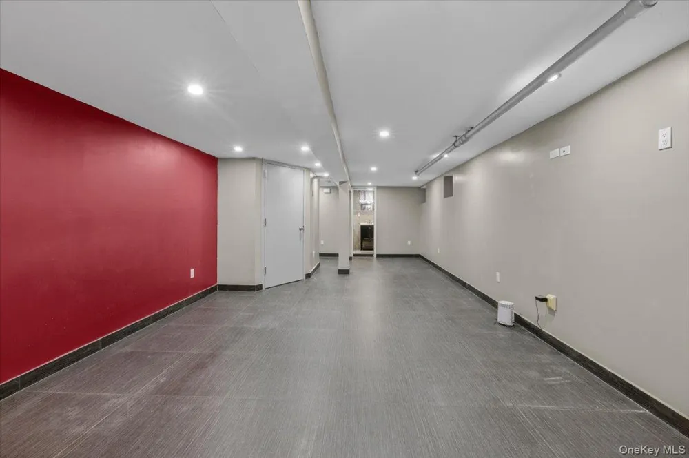 7535 60th Place Glendale, NY 11385