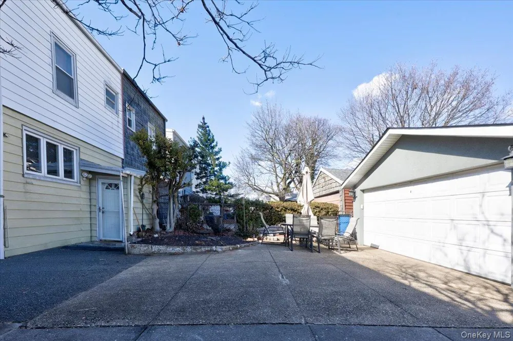 7535 60th Place Glendale, NY 11385