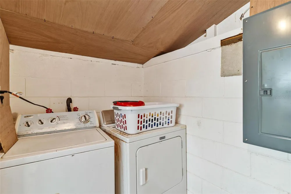 501 POINSETTIA AVENUE Fruitland Park, FL 34731