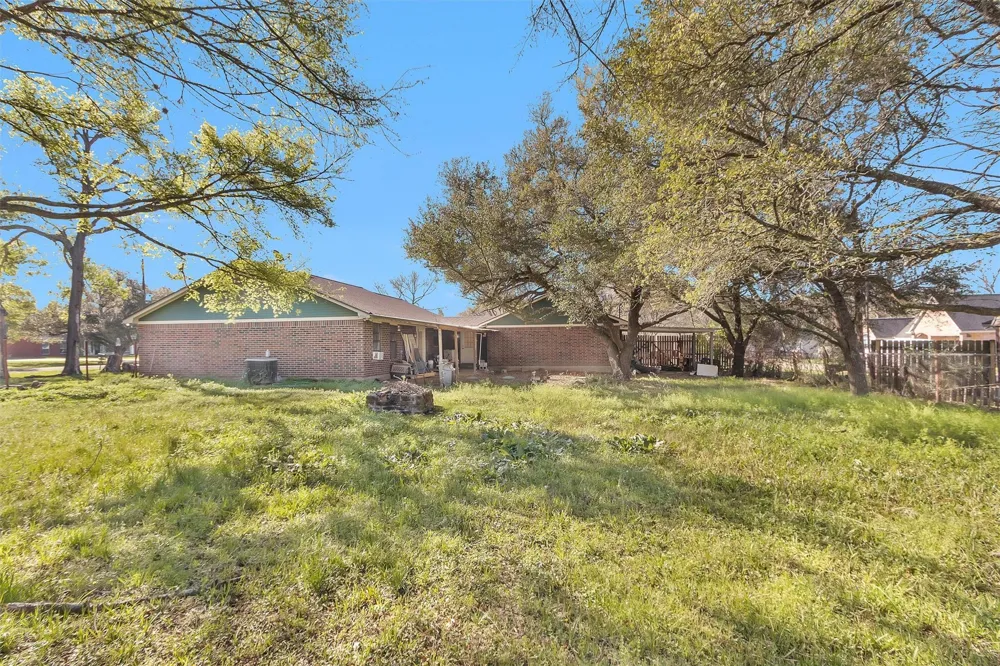 10408 Glennswood Drive Navasota, TX 77868