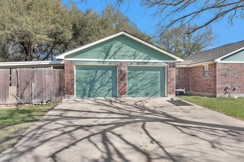 10408 Glennswood Drive Navasota, TX 77868