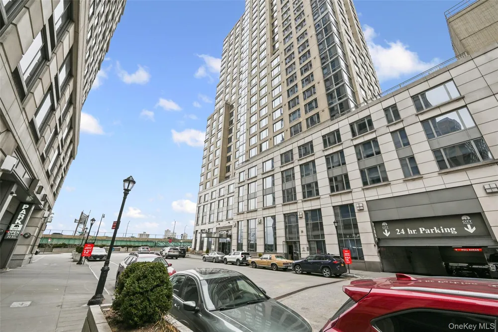 220 Riverside Boulevard #19L New York (Manhattan), NY 10069