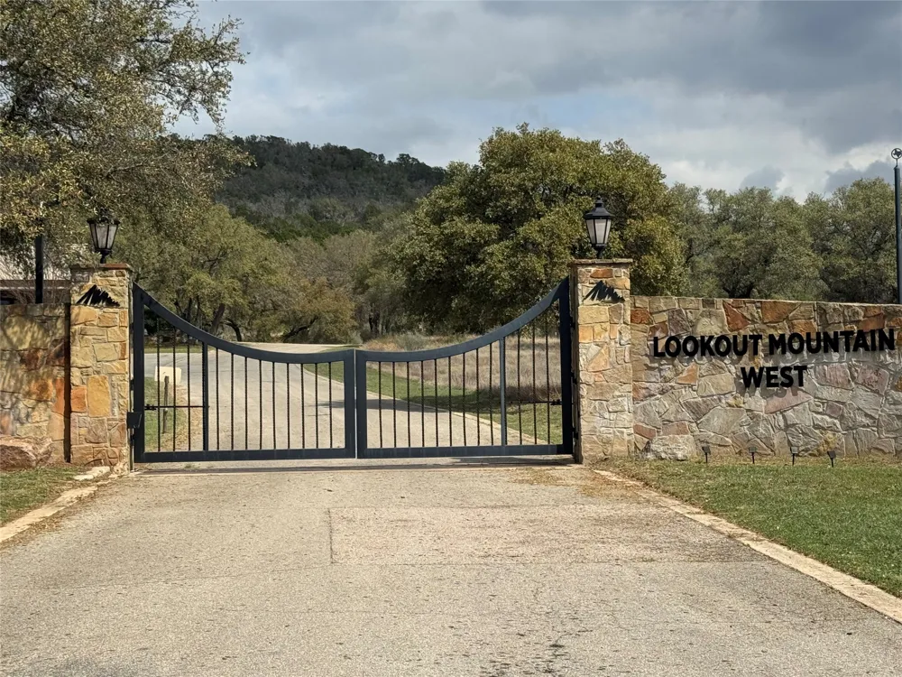 33 Eagle Feather Kingsland, TX 78639