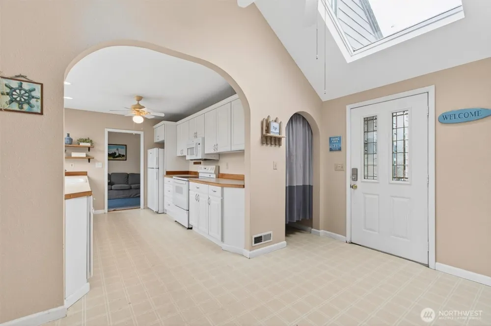 82 E Sunny Sands Road Cathlamet, WA 98612
