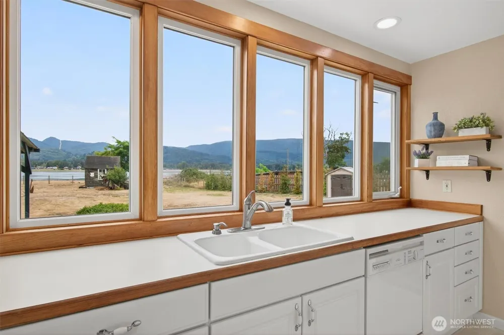 82 E Sunny Sands Road Cathlamet, WA 98612