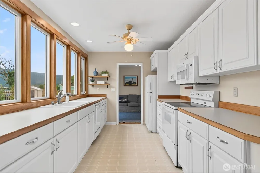 82 E Sunny Sands Road Cathlamet, WA 98612