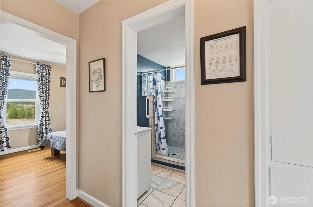 82 E Sunny Sands Road Cathlamet, WA 98612