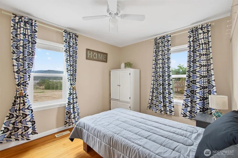 82 E Sunny Sands Road Cathlamet, WA 98612