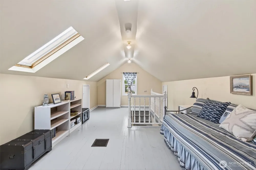 82 E Sunny Sands Road Cathlamet, WA 98612