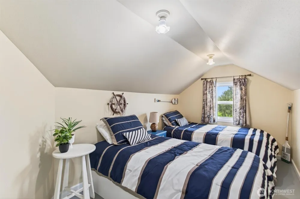 82 E Sunny Sands Road Cathlamet, WA 98612