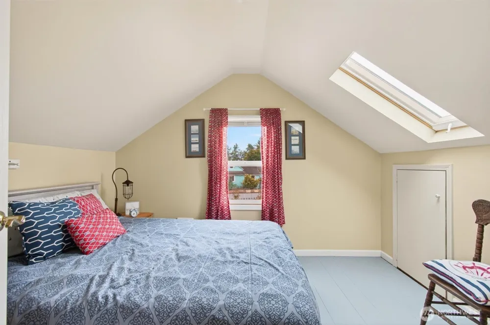 82 E Sunny Sands Road Cathlamet, WA 98612