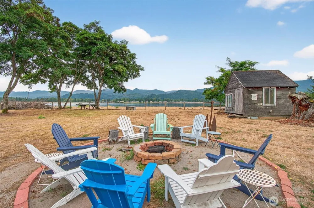 82 E Sunny Sands Road Cathlamet, WA 98612