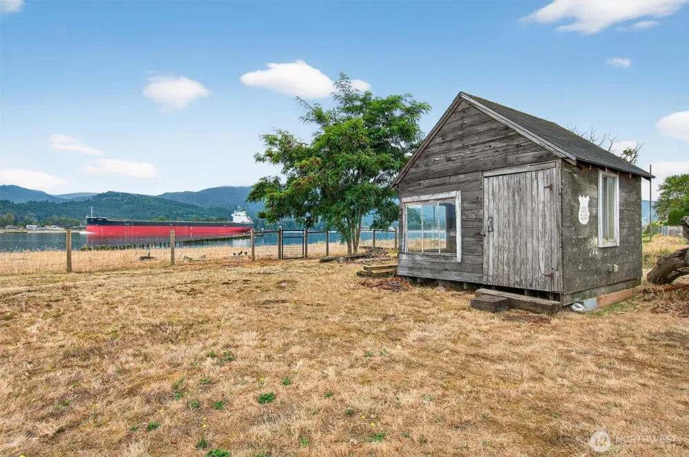 82 E Sunny Sands Road Cathlamet, WA 98612