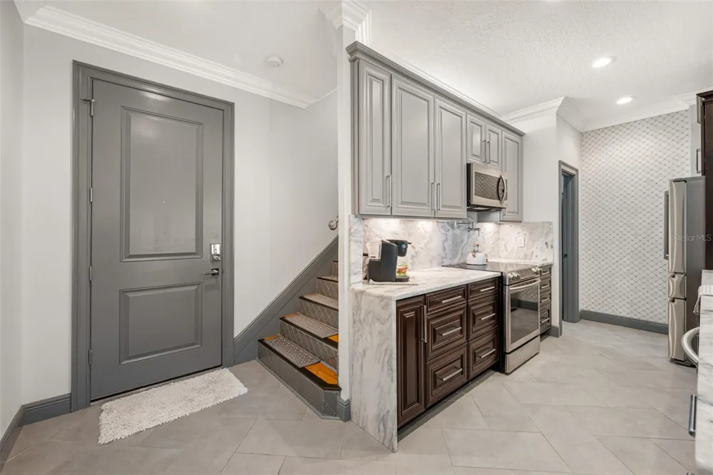 237 7TH AVENUE #2 St Petersburg, FL 33701