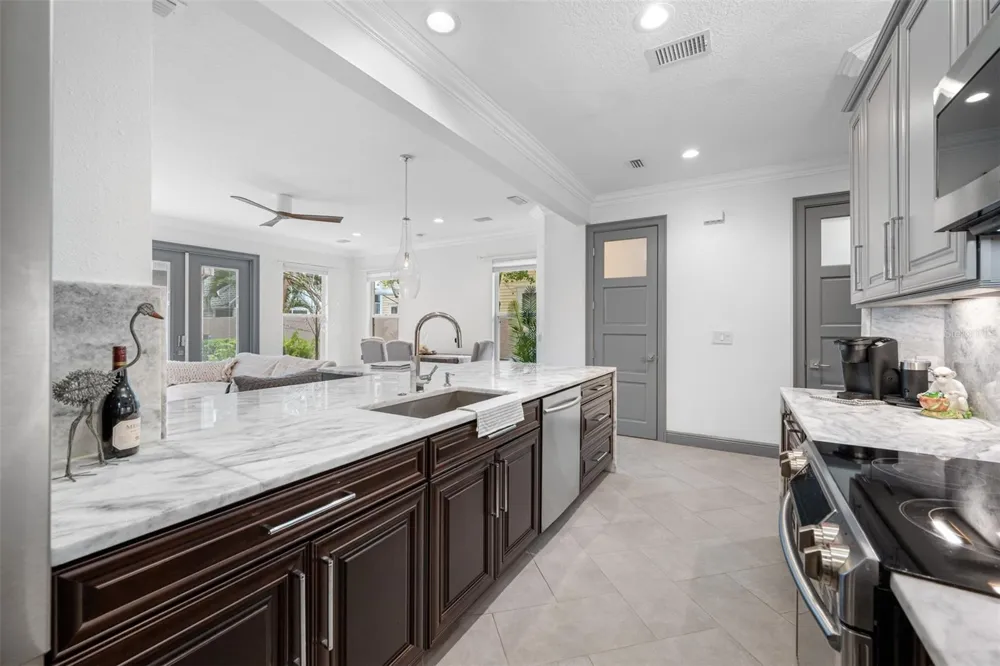 237 7TH AVENUE #2 St Petersburg, FL 33701