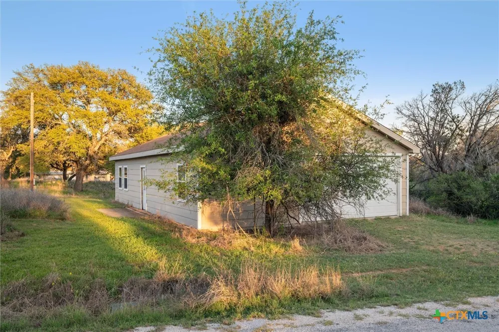 210 Lake Loop Tow, TX 78672