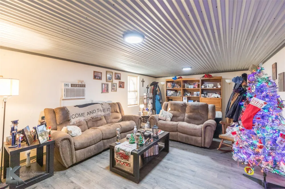 576 Mccartney Lane Tye, TX 79563