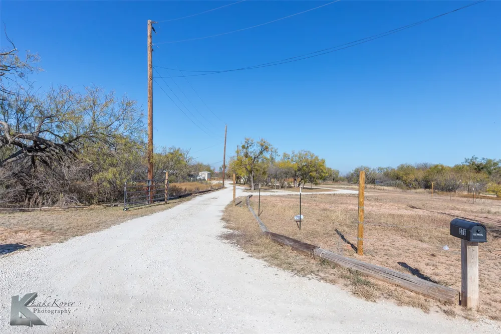 576 Mccartney Lane Tye, TX 79563