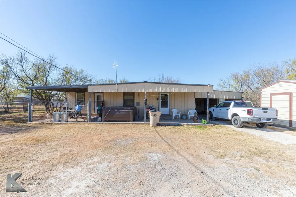 576 Mccartney Lane Tye, TX 79563