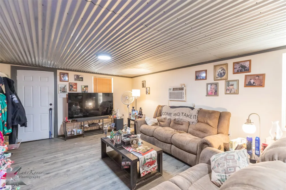 576 Mccartney Lane Tye, TX 79563