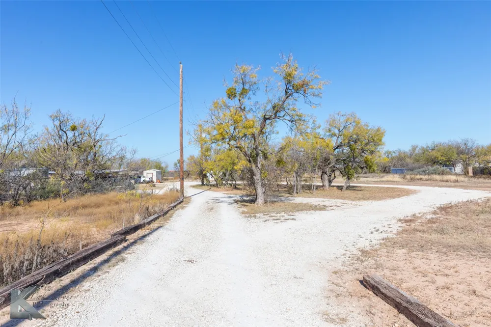 576 Mccartney Lane Tye, TX 79563