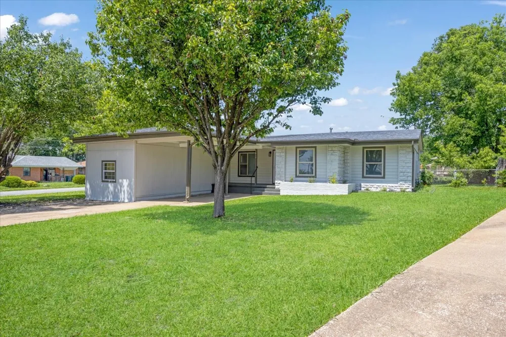 1815 W Brockett Street