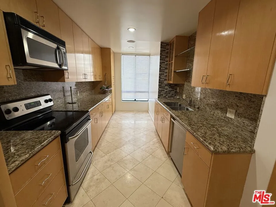 450 Oakhurst Drive #304 Beverly Hills, CA 90210
