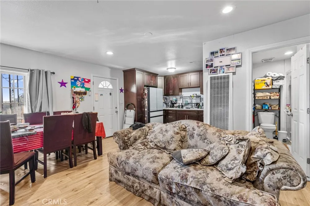 879 E 40th Place Los Angeles, CA 90011