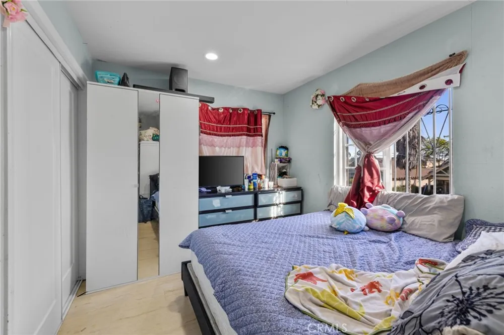 879 E 40th Place Los Angeles, CA 90011