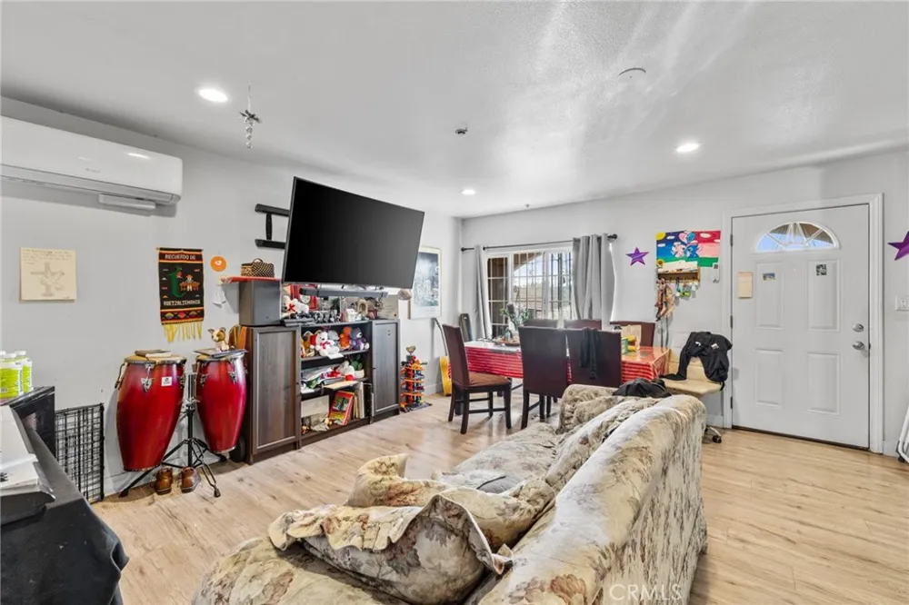 879 E 40th Place Los Angeles, CA 90011