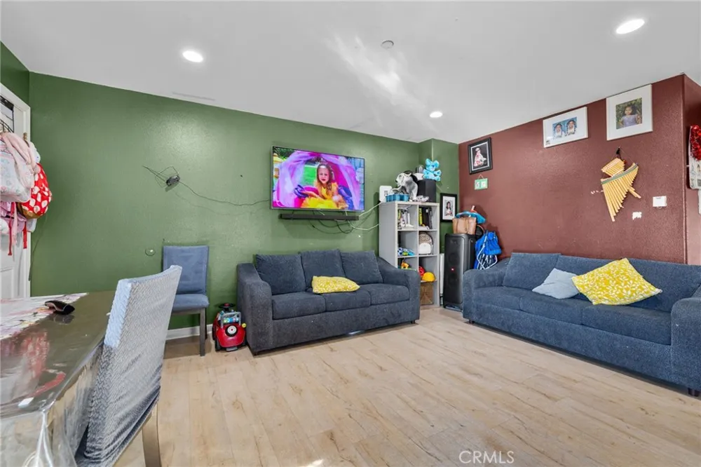 879 E 40th Place Los Angeles, CA 90011