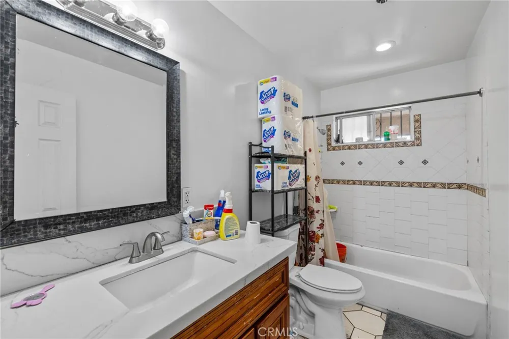 879 E 40th Place Los Angeles, CA 90011