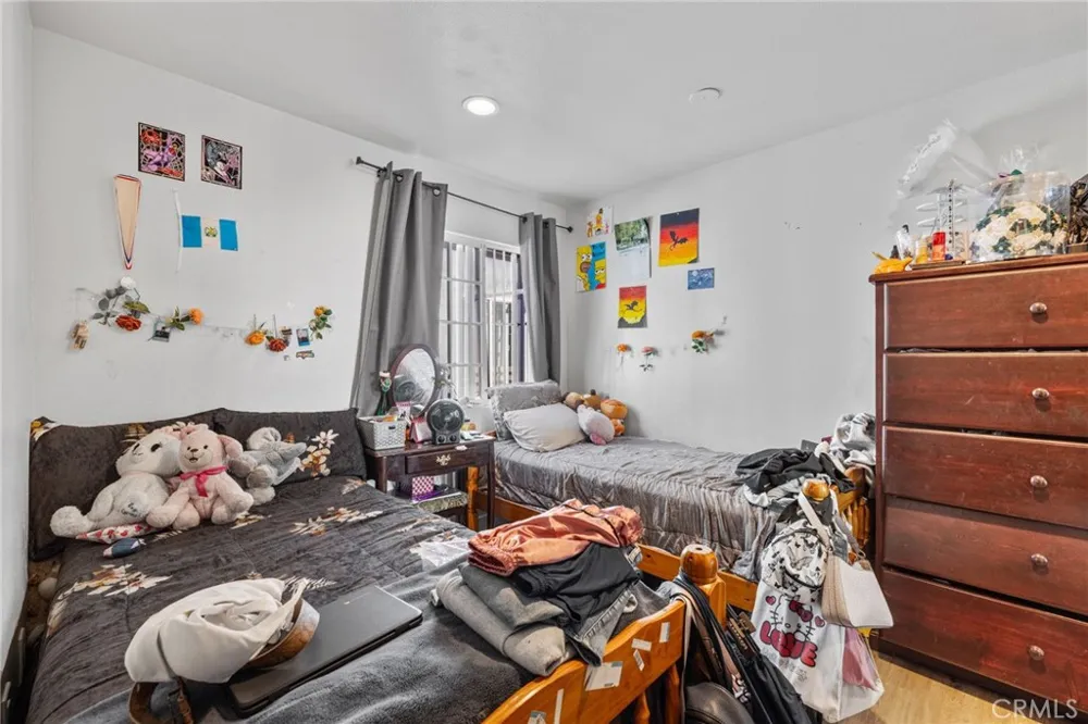 879 E 40th Place Los Angeles, CA 90011