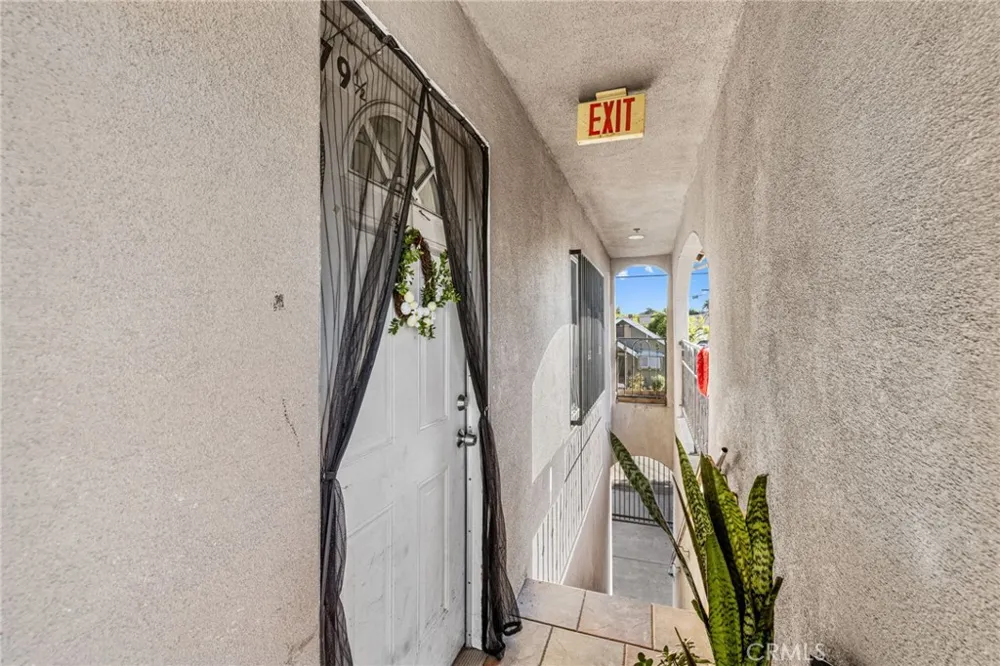 879 E 40th Place Los Angeles, CA 90011