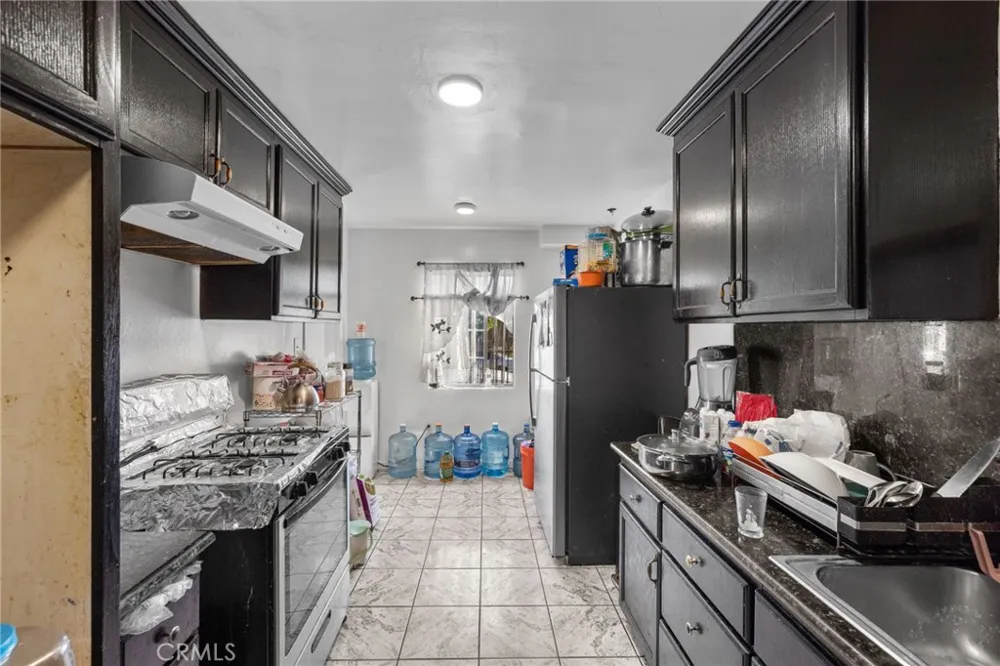 879 E 40th Place Los Angeles, CA 90011