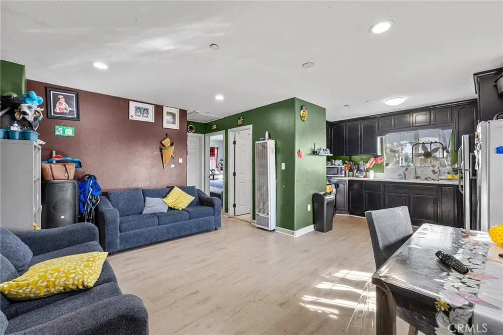 879 E 40th Place Los Angeles, CA 90011