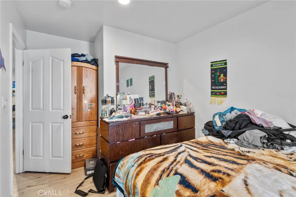 879 E 40th Place Los Angeles, CA 90011