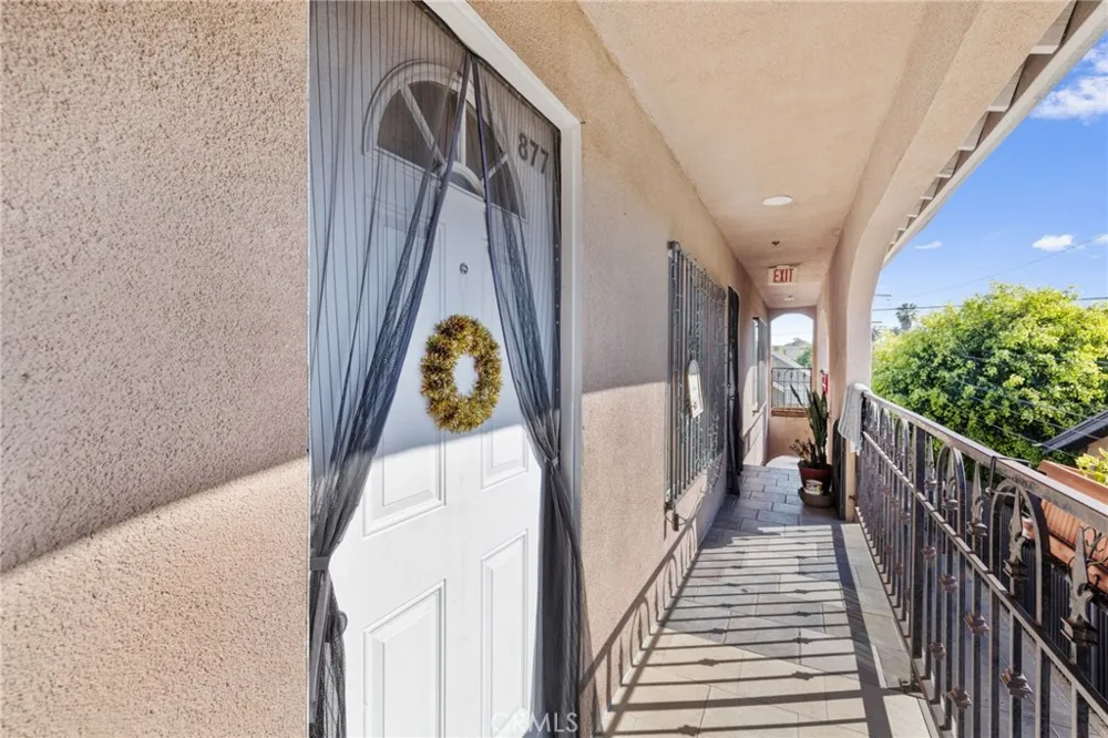879 E 40th Place Los Angeles, CA 90011