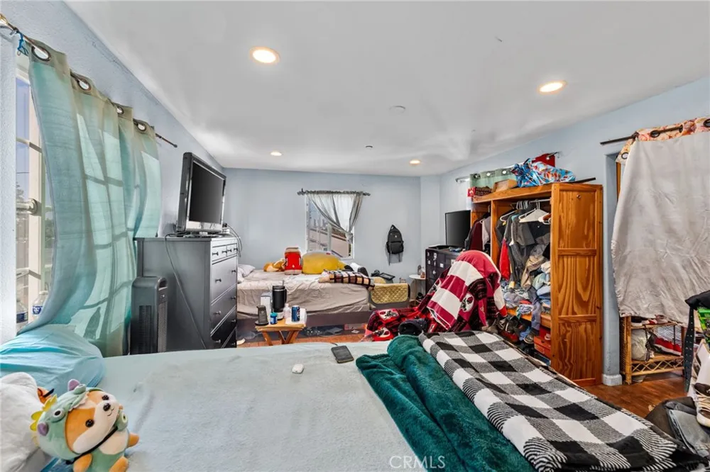 879 E 40th Place Los Angeles, CA 90011